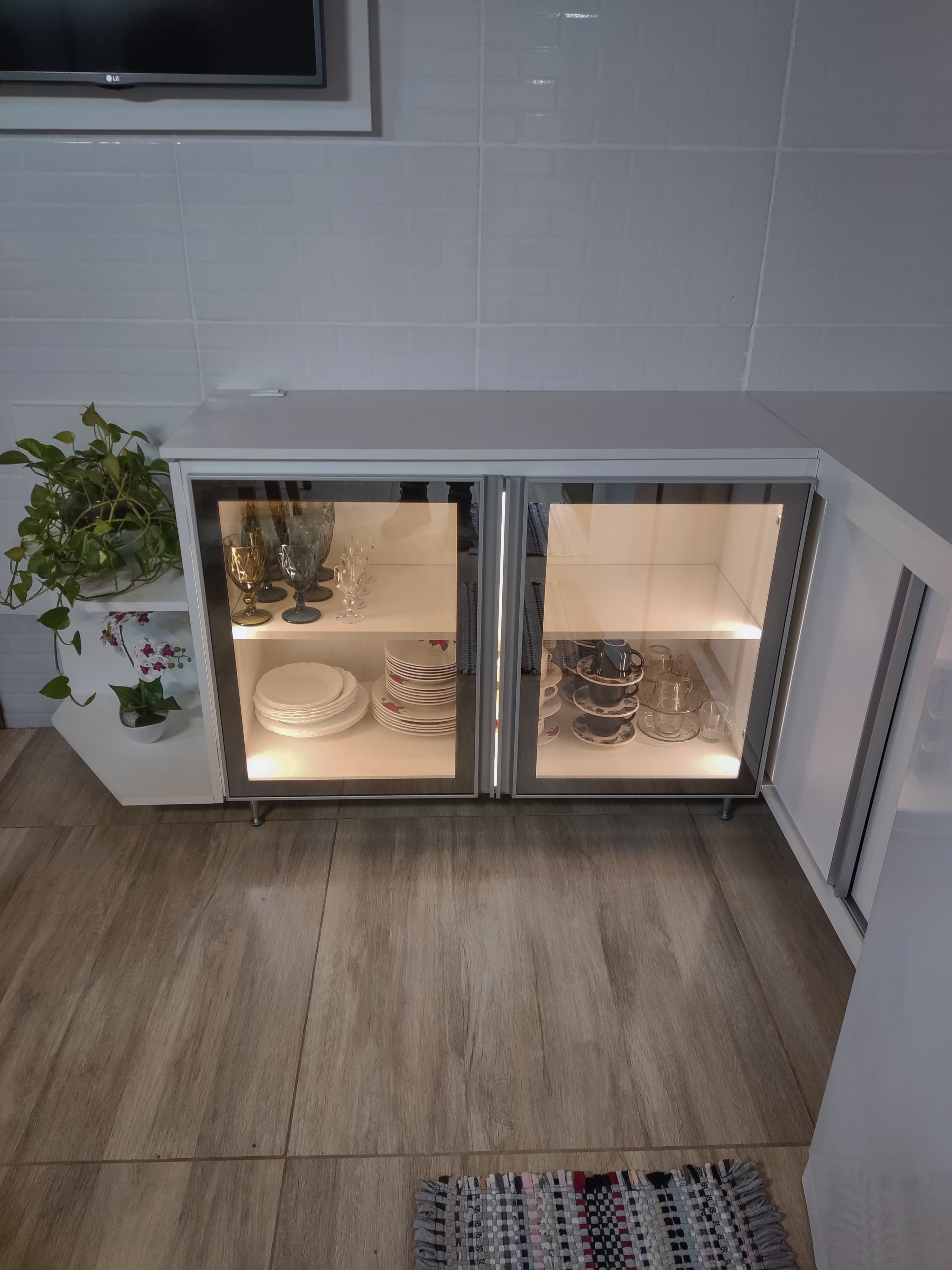 Buffet com portas de vidro – imagem 1