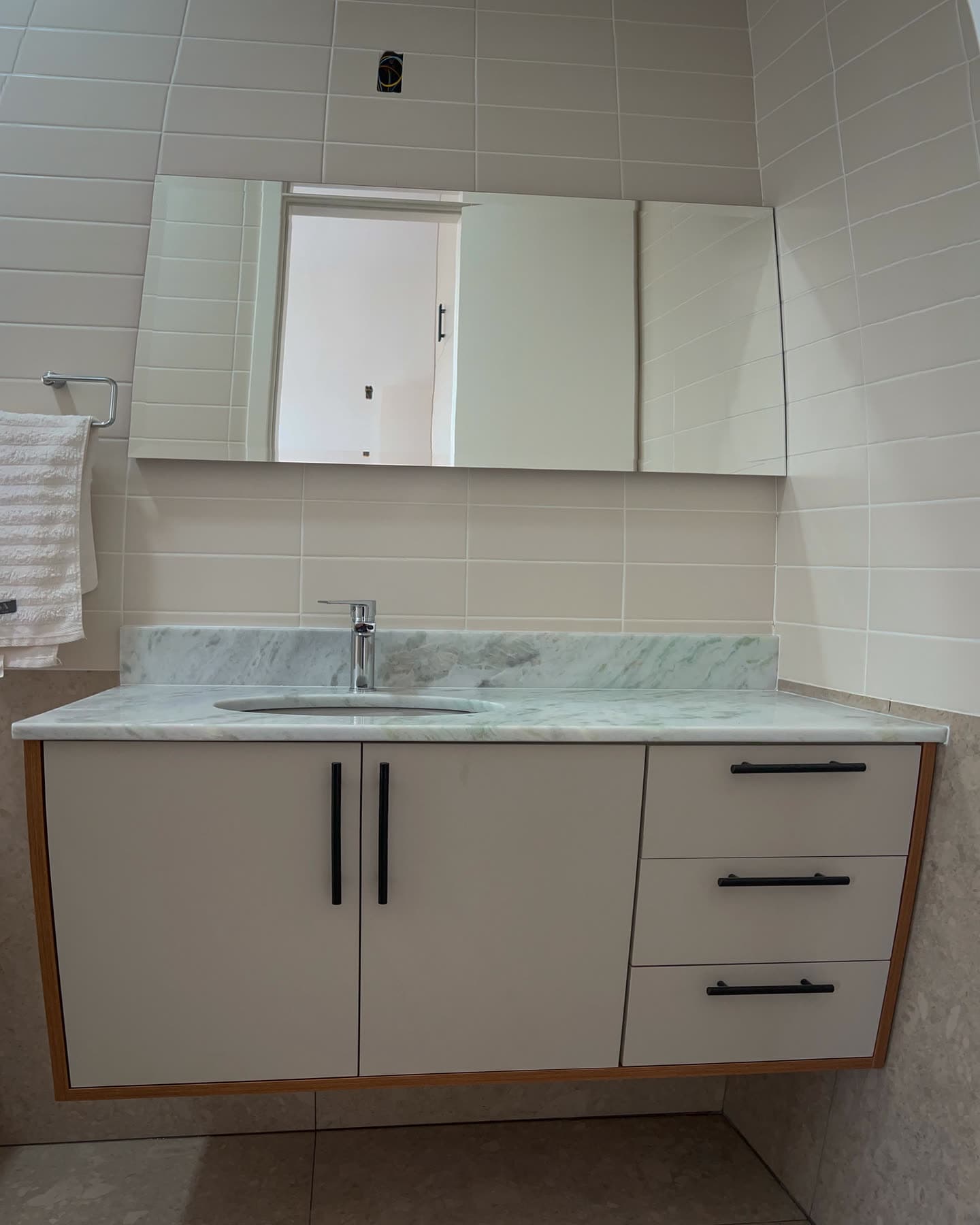 Lavabo com marcenaria – imagem 1